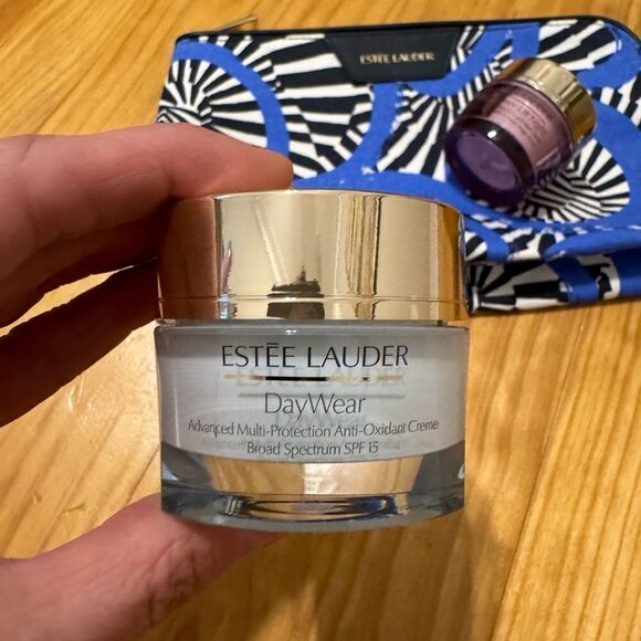 LOT Estee Lauder Daywear / Resilience Lift Night Creme With Makeup Bag - Picture 2 of 6